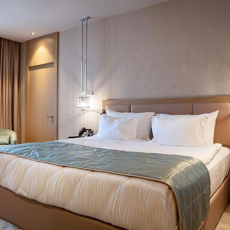 Karavansaray Turkistan Harbour Hotel -Flying Theatre Access Bagian luar foto A bedroom at the hotel
