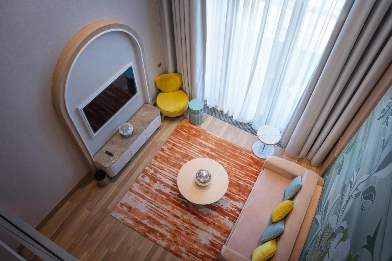 Karavansaray Turkistan Harbour Hotel -Flying Theatre Access Bagian luar foto A living room in a hotel