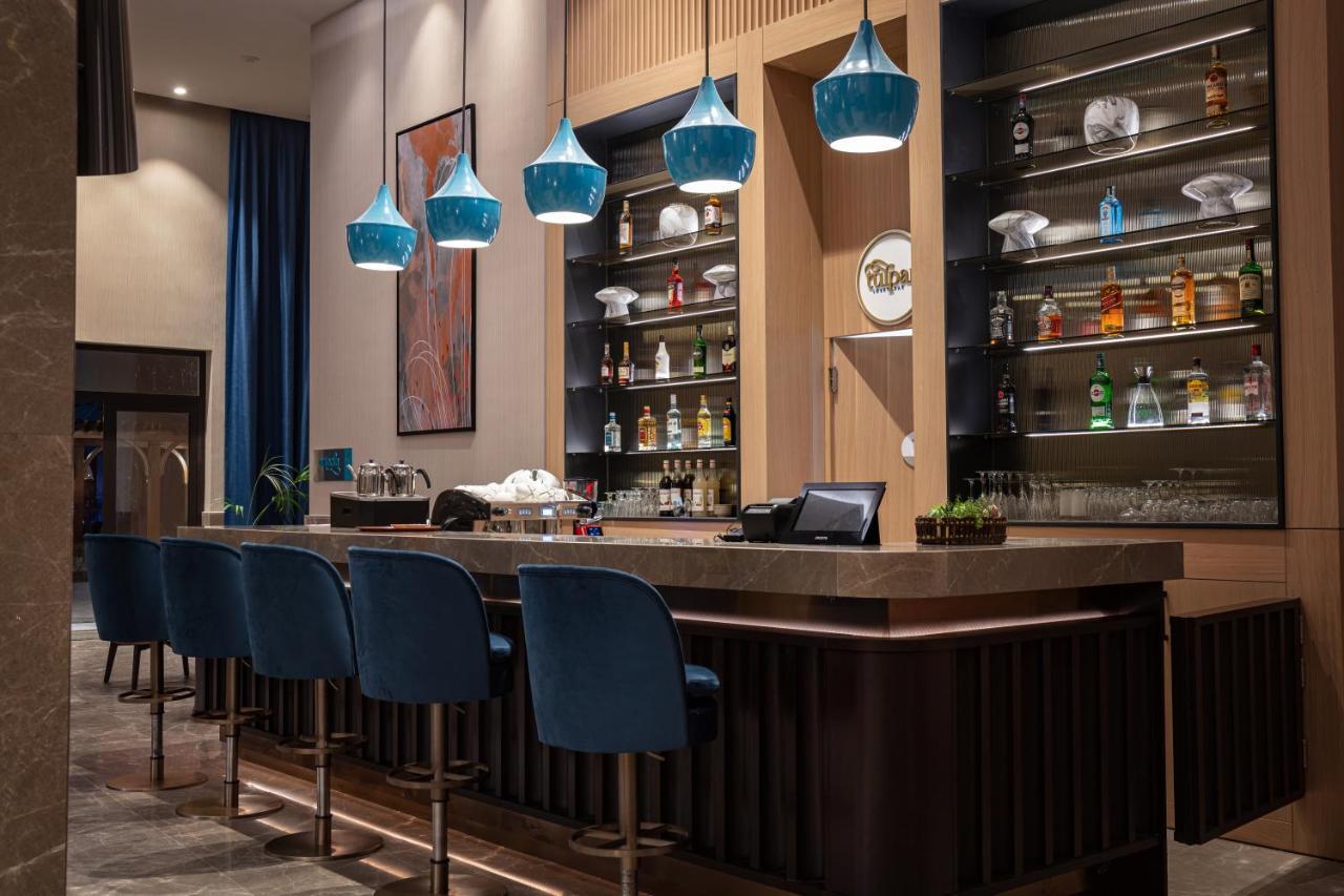 Karavansaray Turkistan Harbour Hotel -Flying Theatre Access Bagian luar foto The bar at the hotel