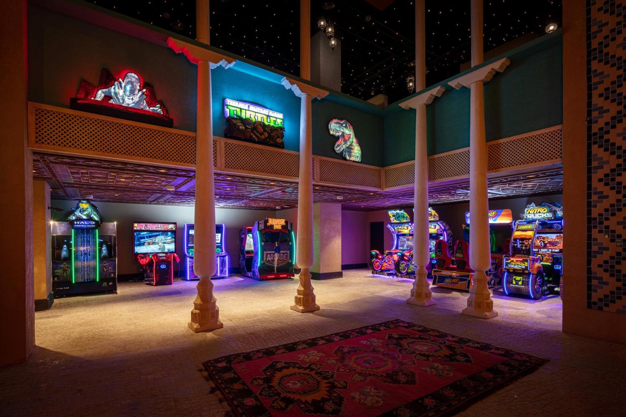 Karavansaray Turkistan Harbour Hotel -Flying Theatre Access Bagian luar foto The arcade at the MGM Grand Hotel
