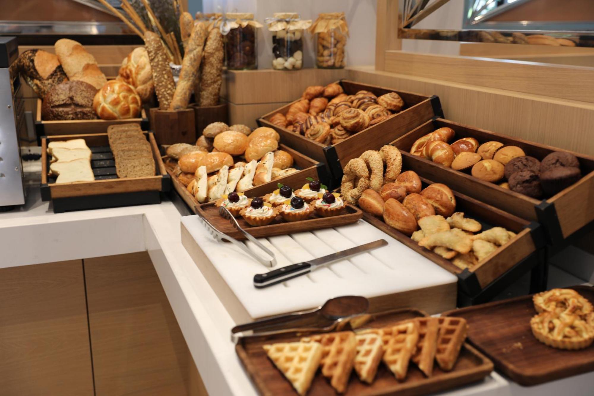 Karavansaray Turkistan Harbour Hotel -Flying Theatre Access Bagian luar foto A bread station