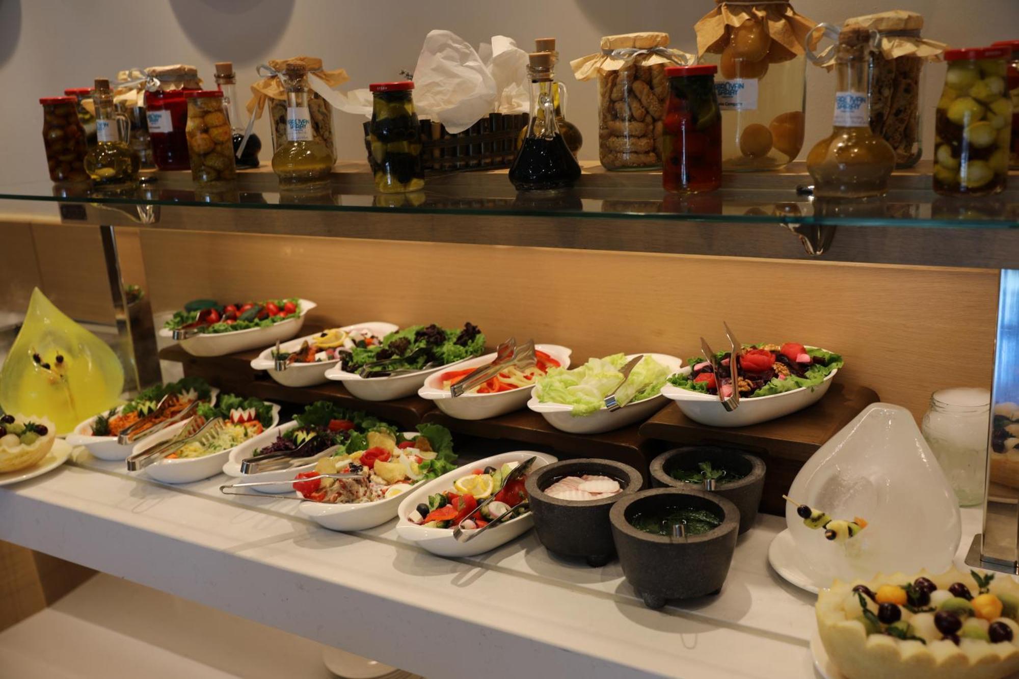 Karavansaray Turkistan Harbour Hotel -Flying Theatre Access Bagian luar foto A salad bar