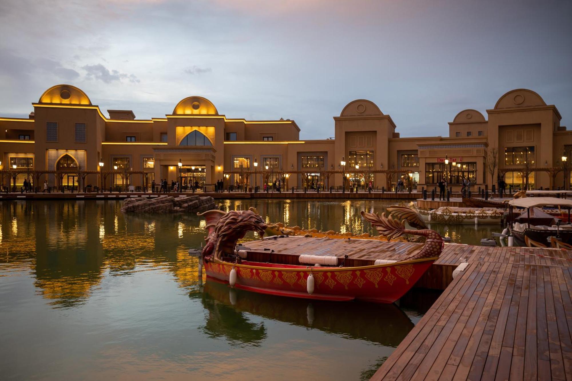 Karavansaray Turkistan Harbour Hotel -Flying Theatre Access Bagian luar foto The Village Market