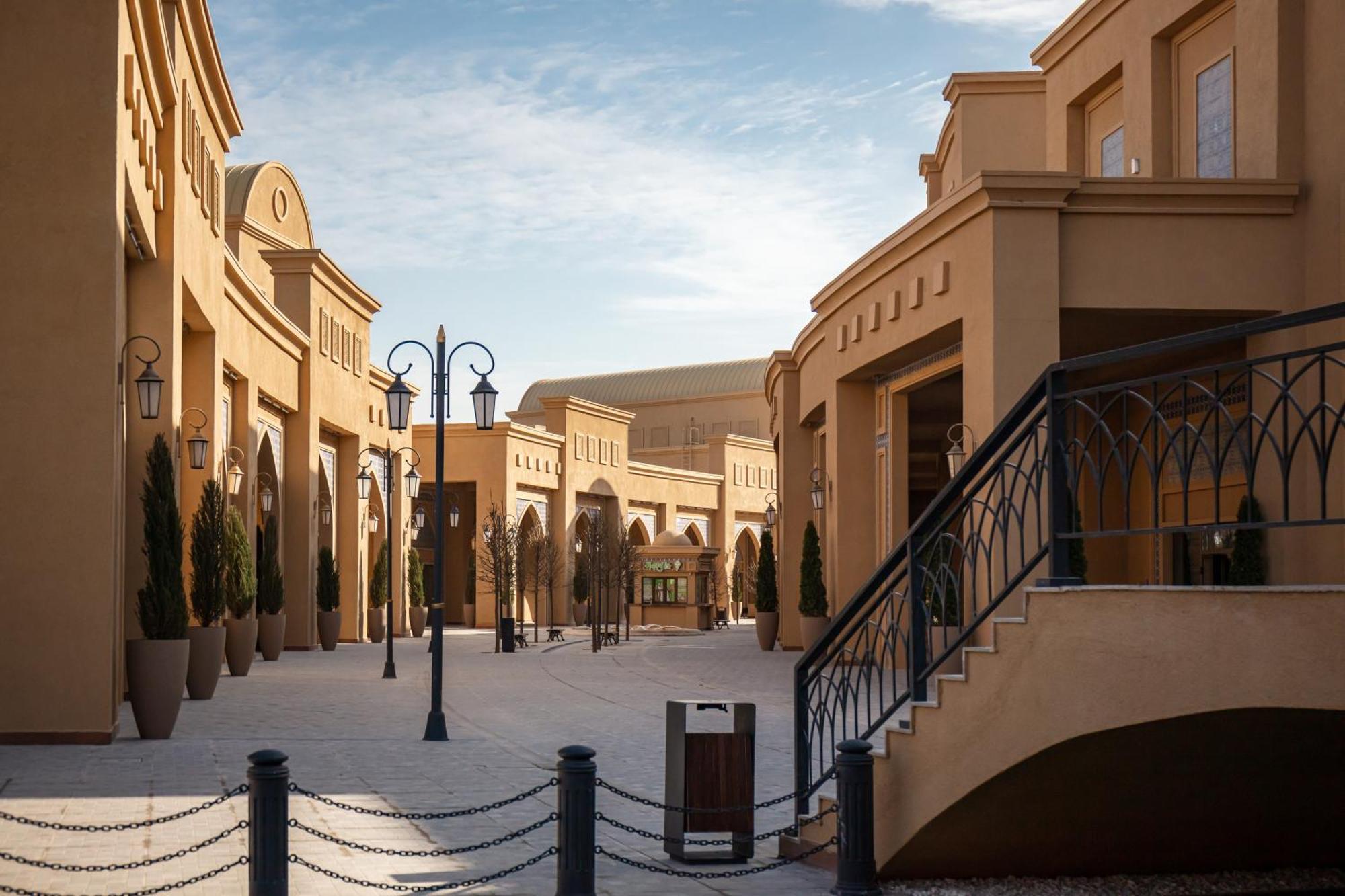 Karavansaray Turkistan Harbour Hotel -Flying Theatre Access Bagian luar foto The Village Outlet Mall