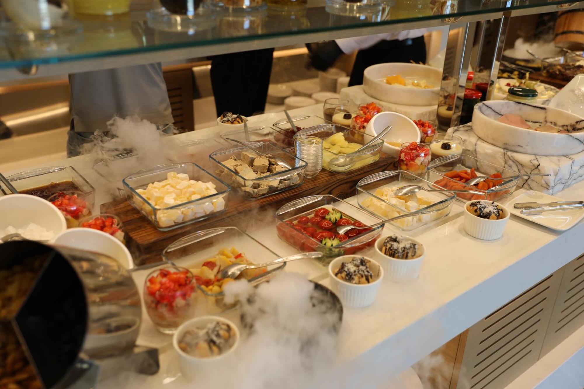 Karavansaray Turkistan Harbour Hotel -Flying Theatre Access Bagian luar foto A dessert buffet