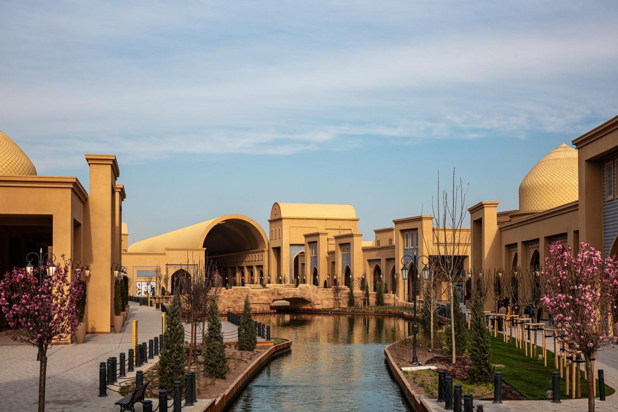Karavansaray Turkistan Harbour Hotel -Flying Theatre Access Bagian luar foto The Village at Grand Prairie