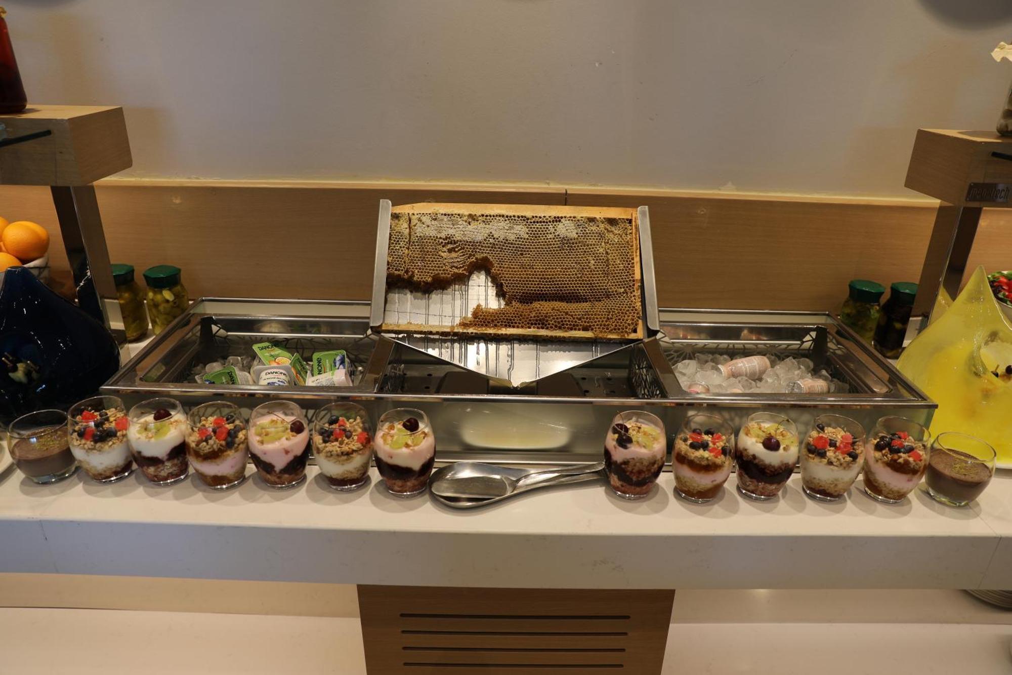Karavansaray Turkistan Harbour Hotel -Flying Theatre Access Bagian luar foto Honeycomb and honey at a buffet