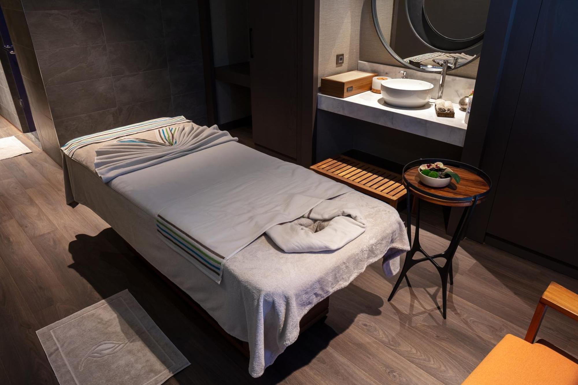 Karavansaray Turkistan Harbour Hotel -Flying Theatre Access Bagian luar foto Massage bed