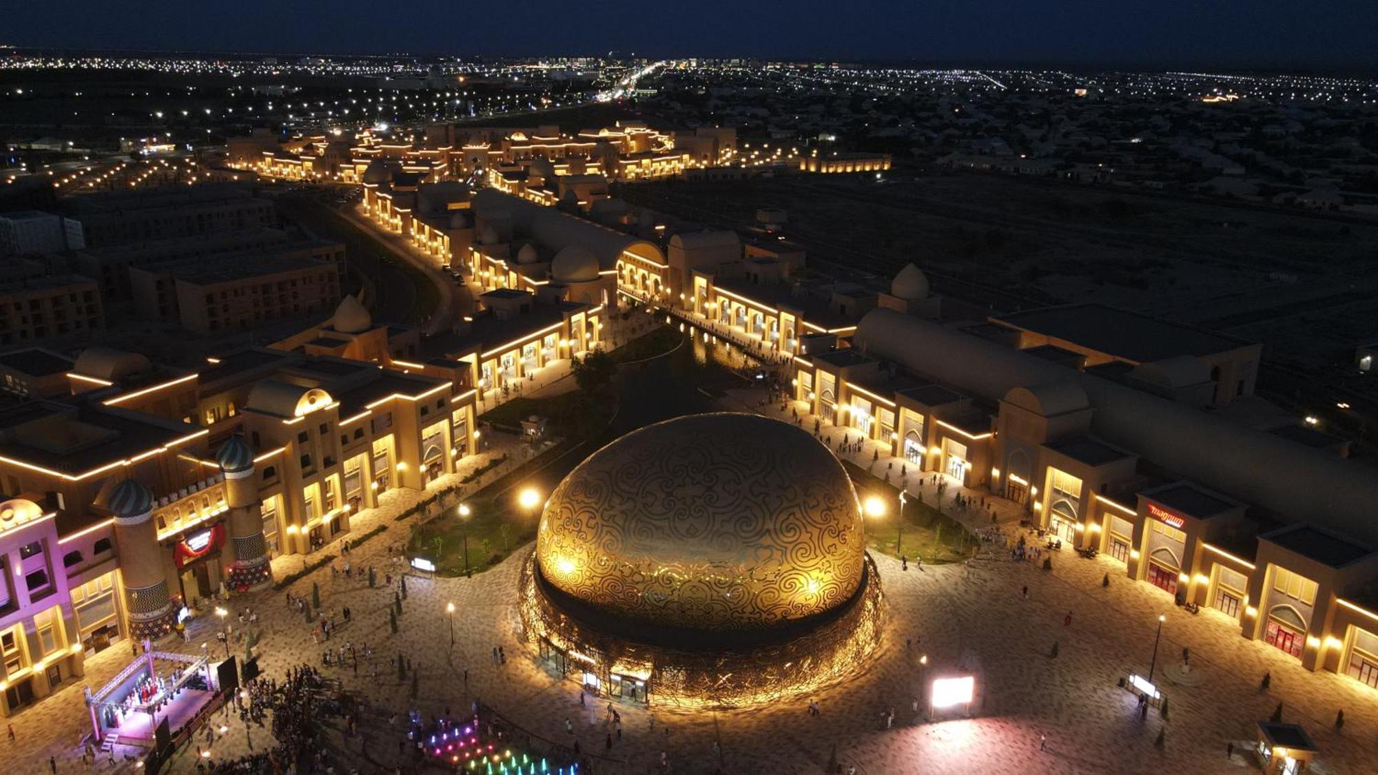 Karavansaray Turkistan Harbour Hotel -Flying Theatre Access Bagian luar foto Al-Shaqra at night