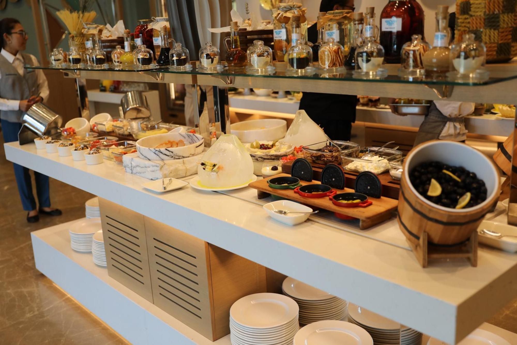 Karavansaray Turkistan Harbour Hotel -Flying Theatre Access Bagian luar foto A buffet at a hotel