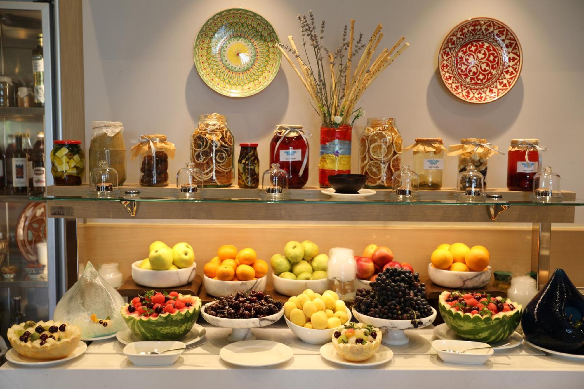 Karavansaray Turkistan Harbour Hotel -Flying Theatre Access Bagian luar foto A fruit salad bar