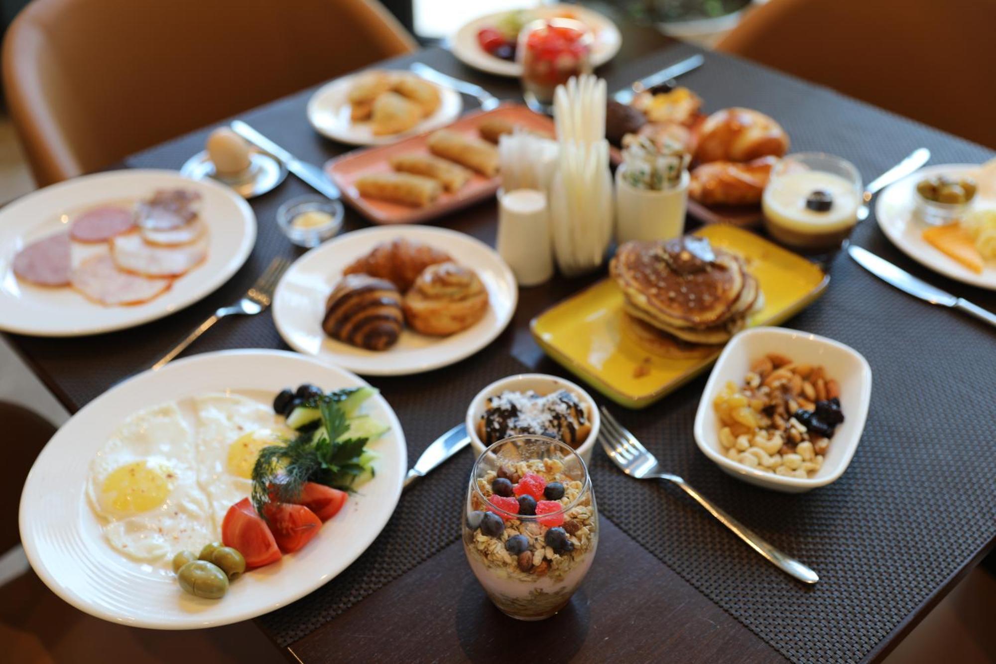 Karavansaray Turkistan Harbour Hotel -Flying Theatre Access Bagian luar foto A breakfast buffet