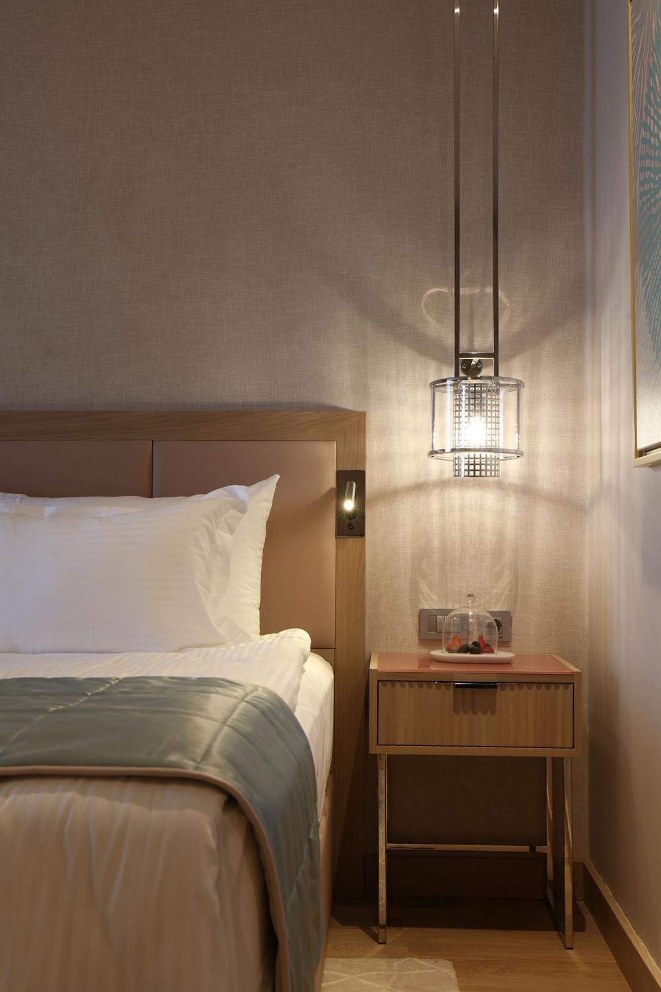 Karavansaray Turkistan Harbour Hotel -Flying Theatre Access Ruang foto A wall light